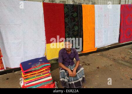 Dhaka 2014. Un vendeur de rue est la vente Nakshi kantha à Dhaka. Banque D'Images