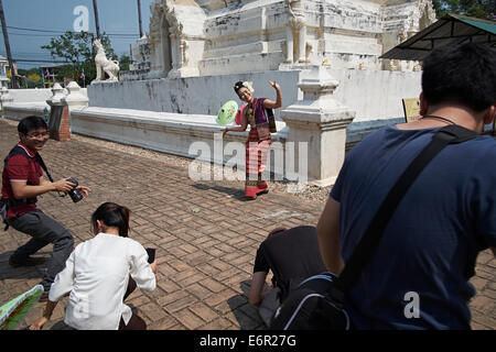 Chiang Mai Thailand, femme en costume traditionnel des danses et pose pour les touristes à l'extérieur de temple Banque D'Images