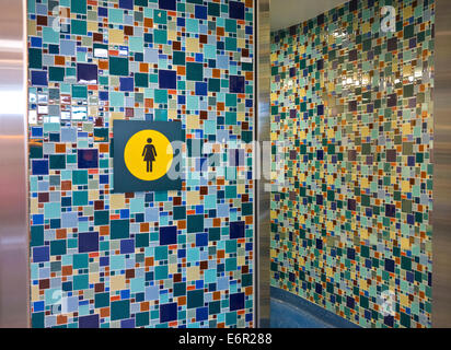 Motif en mosaïque de carreaux colorés sur les murs de l'entrée de la salle de bains des femmes à l'aéroport de Vancouver, YVR. Banque D'Images