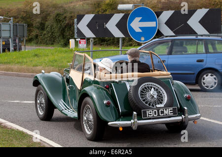1954 MG TF voiture sur la Fosse Way road, Warwickshire, UK Banque D'Images