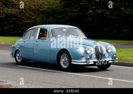 Jaguar Mk2 voiture sur la Fosse Way road, Warwickshire, UK Banque D'Images