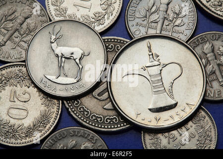 Coins des Émirats arabes unis. Gazelle des sables (Gazella subgutturosa marica) et un pot de thé arabe dirham représenté dans des pièces. Banque D'Images