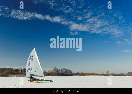 Voile sur glace sur le lac dümmer, dümmerlohhausen, district diepholz, Niedersachsen, Allemagne Banque D'Images