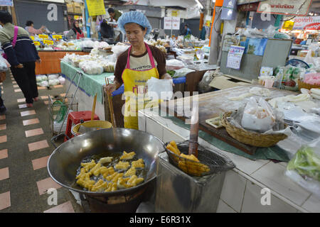 Chiang Rai, Thaïlande - 20 Février, 2014 : une femme non identifiée la préparation de beignets sur le marché à Chiang Rai, Thaïlande Banque D'Images