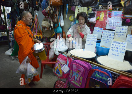 Chiang Rai, Thaïlande - 20 Février, 2014 : Moine demandent l'aumône sur le marché à Chiang Rai, Thaïlande. Banque D'Images