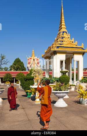 Des photos de moines au Palais Royal, Phnom Penh, Cambodge Banque D'Images