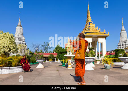 Moines de la prise de vue à Palais Royal, Phnom Penh, Cambodge Banque D'Images