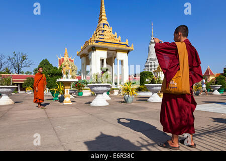 Des photos de moines au Palais Royal, Phnom Penh, Cambodge Banque D'Images