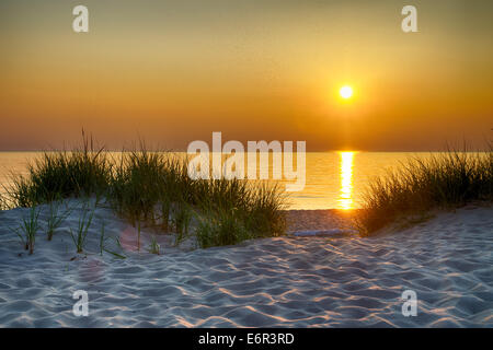 Le coucher du soleil sur le lac Michigan, vu de l'Esch Road Beach, partie de la Sleeping Bear Dunes National Lakeshore. Banque D'Images