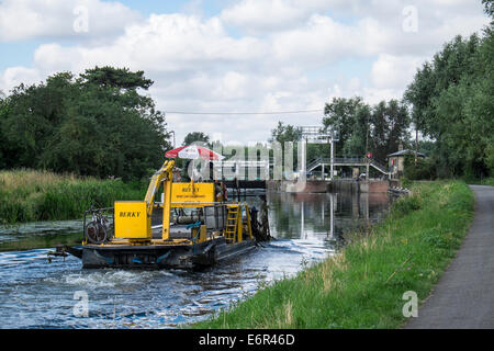 La position de la rivière en amont de drague Berky appâts bouchée sur la rivière Cam Lock Banque D'Images