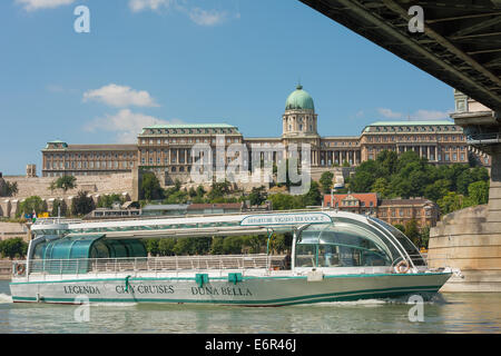 Chain Bridge Budapest Hongrie avec le Château en arrière-plan Banque D'Images