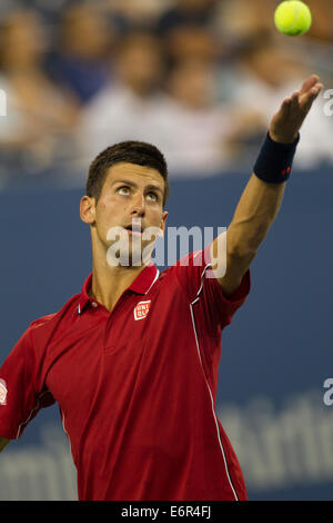 Flushing Meadows, New York, USA. 25 août, 2014. Novak Djokovic (SRB) en action contre Diego Schwartzman (ARG) au cours de la 1re journée de l'US Banque D'Images