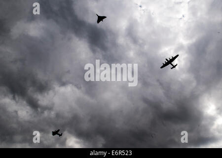 L'Avro Vulcan 'sisters' - XH558, la Battle of Britain Memorial Flight Lancaster PA474 et le Canadian Warplane Heritage Muse Banque D'Images