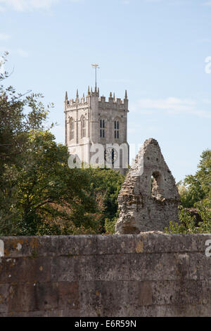 Christchurch Priory avec la maison normande au premier plan Banque D'Images