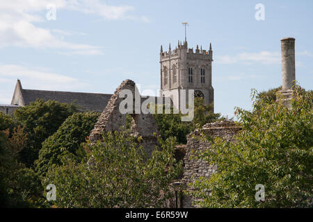 Christchurch Priory avec la maison normande au premier plan Banque D'Images