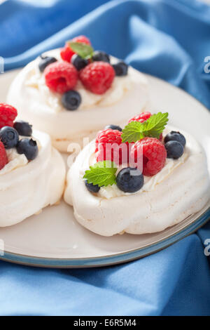 Pavlova gâteau meringue avec crème et Berry Banque D'Images