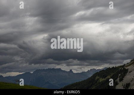 La Plagne, Savoie, France. Le vendredi 29 août 2014. Les orages se déplacent dans les Alpes de haute pression stable avant apporte beau temps au cours de la semaine prochaine. Les nuages gris au-dessus du Beaufortain alpes avec le pic de la Pierra Menta sur l'horizon. Credit : Malcolm Park editorial/Alamy Live News Banque D'Images