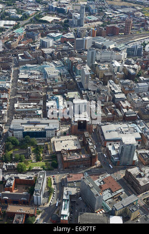 Le centre-ville de Leeds à partir de l'air, West Yorkshire, dans le Nord de l'Angleterre, Royaume-Uni, en regardant vers le sud au cours de la vente au détail Banque D'Images