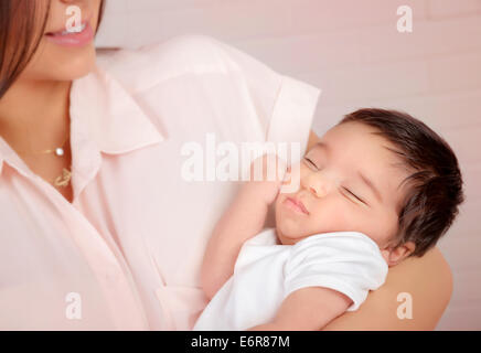 Femme Arabe Avec De Jeunes Fille Et Bebe Endormi Sur Le Banc A L Interieur De L Attente De La Trame Historique De Dubai Photo Stock Alamy