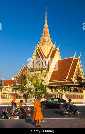 Moines en face de l'Institut bouddhique, Phnom Penh, Cambodge Banque D'Images