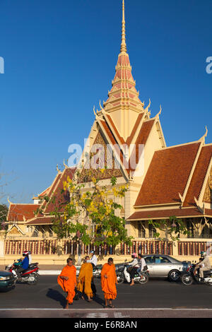 Moines en face de l'Institut bouddhique, Phnom Penh, Cambodge Banque D'Images