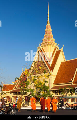 Moines en face de l'Institut bouddhique, Phnom Penh, Cambodge Banque D'Images