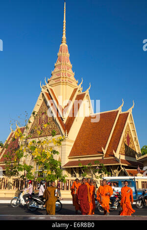 Moines en face de l'Institut bouddhique, Phnom Penh, Cambodge Banque D'Images