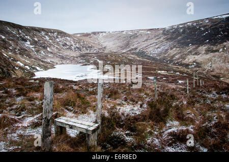 Kelly's Lough gelés en hiver glacial à Wicklow Mountains de l'Irlande Banque D'Images