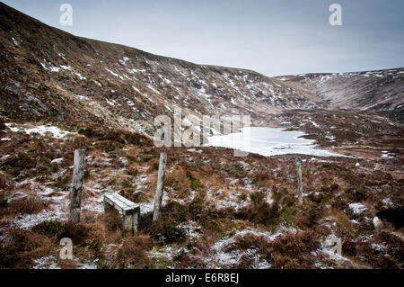 Kelly's Lough gelés en hiver glacial à Wicklow Mountains de l'Irlande Banque D'Images