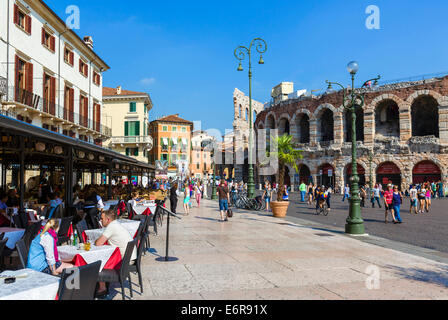 Restaurants en face de l'arène, la Piazza Bra, Vérone, Vénétie, Italie Banque D'Images