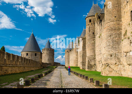 Château Comtal et les remparts de la cité médiévale fortifiée, Carcassonne, Languedoc-Roussillon, France Banque D'Images