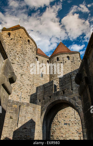 Porte narbonnaise entrée de la citadelle fortifiée médiévale, Carcassonne, Languedoc-Roussillon, France Banque D'Images