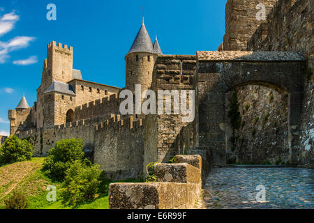 Porte d'entrée de la cité médiévale fortifiée, Carcassonne, Languedoc-Roussillon, France Banque D'Images