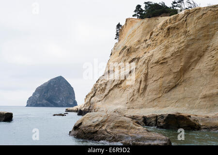 En voyant le chef Kiawanda Rock a également connu sous le nom de Haystack Rock de la plage à Pacific City. Banque D'Images