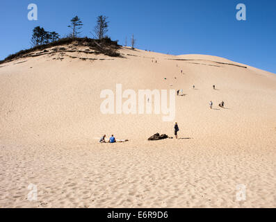 Les gens de l'escalade et de jouer sur la dune de sable géant à Pacific City sur la côte de l'Oregon. Banque D'Images