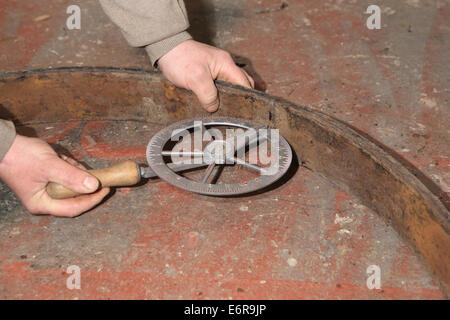 Greg charronnage traditionnel Rowlands travaillant sur une nouvelle roue dans son atelier à Devon Colyton, à l'aide d'un charron.Affaires, Banque D'Images