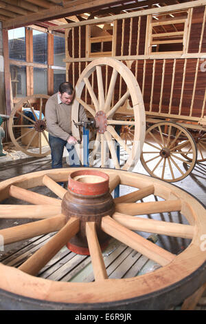 Greg charronnage traditionnel Rowlands travaillant sur une nouvelle roue dans son atelier à Devon Colyton Banque D'Images