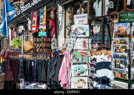 Souvenirs écossais à l'extérieur d'une boutique de cadeaux sur le Royal Mile Edinburgh Banque D'Images