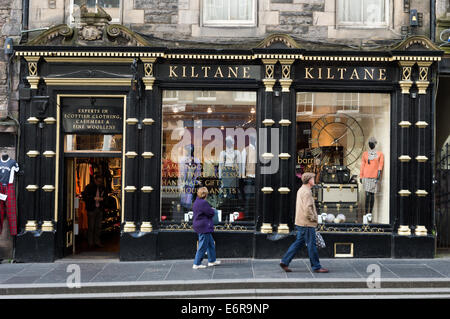 Kiltane Laine écossais et cadeaux sur le Royal Mile, Édimbourg Banque D'Images