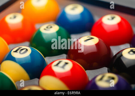 Boules de billard à la case, selective focus sur le numéro 7 Banque D'Images