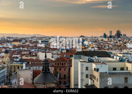 Sur les toits de la ville au coucher du soleil avec le centre financier moderne derrière, Madrid, Comunidad de Madrid, Espagne Banque D'Images