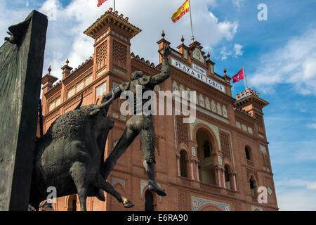 Monument de la matador Jose Cubero avec Plaza de Toros Las Ventas, Madrid, derrière les arènes Comunidad de Madrid, Espagne Banque D'Images