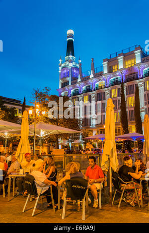 Vue de nuit sur une piscine bar restaurant dans la Plaza de Santa Ana avec Reina Victoria Hotel derrière, Madrid, Espagne Banque D'Images