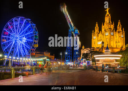 Parc d'attractions du Tibidabo par nuit avec Temple de Sagrat Cor derrière, Barcelone, Catalogne, Espagne Banque D'Images