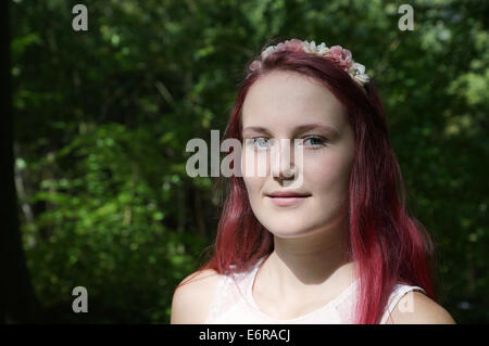 Portrait d'une jeune femme avec des fleurs dans ses cheveux Banque D'Images