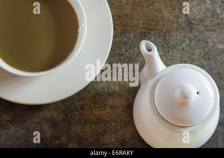 Vue de dessus de la tasse de café chaud sur une table en bois Banque D'Images