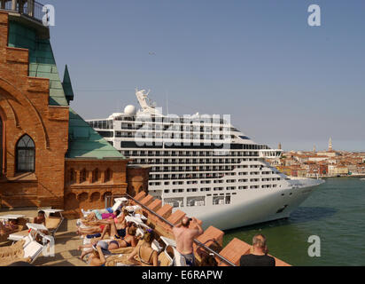 Grand navire de croisière au Canal Giudecca à Venise Banque D'Images