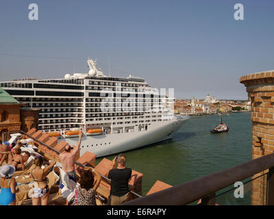 Grand navire de croisière au Canal Giudecca à Venise Banque D'Images