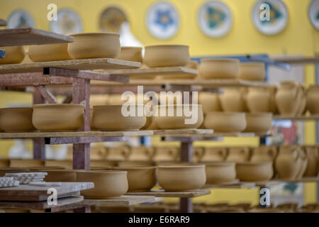 Étagères avec de la vaisselle en argile atelier de poterie Banque D'Images