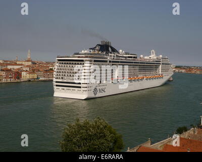 Grand navire de croisière au Canal Giudecca à Venise Banque D'Images